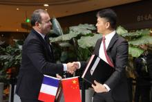 Le PDG de JD.com Richard Liu et Christophe Lecourtier président de Business France lors de la signature de l'accord le 9 janvier 2017 à Pékin