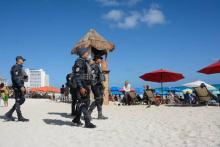 Des policiers fédéraux patrouillent sur une plage de Cancun, le 18 janvier 2017 au Mexique