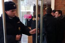 Un policier à l'entrée du cinéma Pioner à Moscou avant a projection du film "La Mort de Staline",le 26 janvier 2018