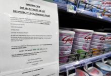 Une note d'information sur le retrait de produits du groupe Lactalis affichée dans une pharmacie d'Orléans, le 11 janvier 2018