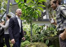 Le patron d'Amazon Jeff Bezos dans l'une des "Biosphères" du groupe à Seattle le 29 janvier 2018