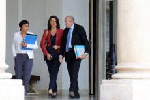 Le ministre de l'Intérieur Gérard Collomb, ici à l'Elysée le 6 septembre 2017, a annoncé vouloir notamment y associer la ministre de la Santé Agnès Buzyn (ici au centre), et le ministre de l'Education