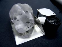 Photo fournie par la société minière britannique Gem Diamonds le 15 janvier 2018 d'un diamant d'une masse exceptionnelle de 910 carats découvert dans une mine du Lesotho