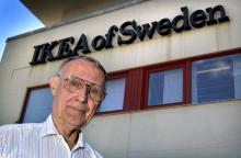 Le fondateur d'Ikea, ici posant le 6 août 2002 devant le siège d'Ikea à Almhult en Suède, est mort le 27 janvier 2018 des suites d'une pneumonie.