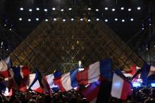 Emmanuel Macron prononce un discours devant la pyramide du Louvre à Paris, le 7 mai 2017, après sa v