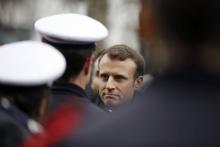 Emmanuel Macron discutant avec des policiers lors d'une cérémonie à Paris, le 7 janvier 2018