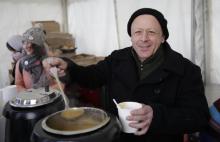 Thierry Marx sert de la soupe à l'occasion du 10e anniversaire de la mort de l'abbé Pierre, à Paris le 22 janvier 2017