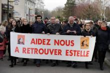 Quinze ans après la disparition d'Estelle Mouzin, une centaine de personnes participent à Guermantes (Seine-et-Marne) à une marche silencieuse menée par son père, Eric Mouzin, le 13 janvier 2018