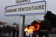 Des pneus brûlés devant la prison de Vendin-le-Vieil, dans le nord de la France, lors de la protestation de gardiens de prison, le 15 janvier 2018