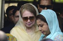 La chef de l'opposition Khaleda Zia, à la tête du Parti nationaliste du Bangladesh (BNP), à la sortie d'une audience au tribunal dans le cadre de son procès pour corruption, à Dacca, le 28 décembre 20