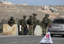 Des soldats israéliens contrôlent un véhicule à Naplouse en Cisjordanie, le 11 janvier 2018
