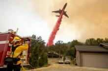 Un avion tente de ralentir un incendie en Californie en juillet 2017 en larguant des tonnes de produits chimiques