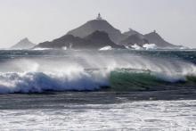 Le vent violent est à l'origine de fortes vagues qui pourraient engendrer un risque de submersion sur les parties exposées ou vulnérables du littoral de la Corse (photo d'illustration)