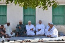 Des anciens du village de Ghala près de la capitale omanaise Mascate, réunis pendant le sabla, le conseil local de médiation, le 27 octobre 2017