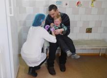 Une infirmière vaccine un enfant contre la rougeole dans un hôpital pour enfants, le 15 janvier 2018 à Kiev, en Ukraine