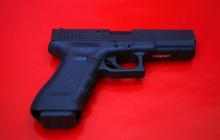 Photo prise le 18 décembre 2012 à Miami en Floride d'un pistolet Glock, semblable à celui utilisé lo