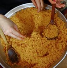 Des femmes préparent un couscous à Tripoli en Libye, le 26 octobre 2014. Selon l'Algérie des experts des pays du Maghreb veulent faire classer ce plat au patrimoine mondial de l'humanité de l'Unesco