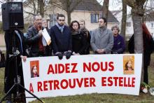 Eric Mouzin (g), père de Estelle Mouzin, lors d'un rassemblement le 11 janvier 2014 à Guermantes (près de Paris)