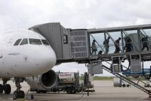 Des passagers débarquent à l'aéroport de Roissy le 18 août 2014
