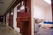 Image en intérieur de la prison de Guantanamo prise pendant une visite supervisée par l'armée américaine le 8 avril 2014