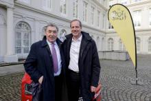 Le directeur du Tour de France Christian Prudhomme (d) et l'ancien champion belge Eddy Merckx posent avant une conférence de presse, le 16 janvier 2017 à Bruxelles