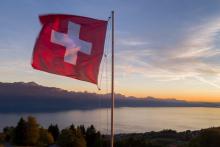 Le drapeau suisse sur les bords du lac de Genève, le 5 octobre 2017