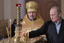 Vladimir Poutine assiste à la messe du Noël orthodoxe le 6 janvier au soir à Saint Petersbourg