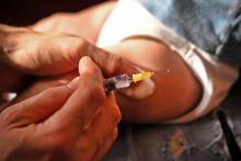 Un médecin administre un vaccin à Quimper dans l'ouest de la France le 3 octobre 2017