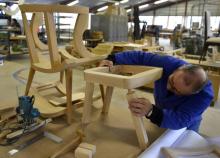 Un homme construit un meuble dans la manufacture de Liffol-le-Grand, dans les Vosges, le 15 décembre 2018