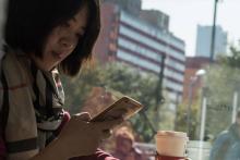 Une utilisatrice de smartphone à Pékin le 11 novembre 2017