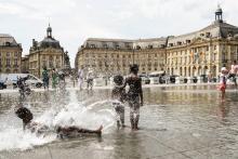 Des enfants jouent dans le "moroir d'eau" dans le centre de Bordeaux, le 27 mai 2017