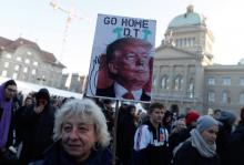 Plusieurs centaines de personnes de la mouvance anti-capitaliste manifestent à Berne dans le calme contre la venue du président américain Donald Trump au forum de Davos, le 13 janvier 2018