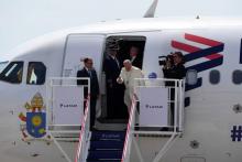 Le Pape François accueilli par l'évêque de Temuco Hector Vargas à l'aéroport de Maquehue le 17 janvier 2018