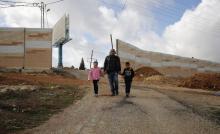 Une photo montrant des membres de la famille palestinienne Joumaa, dont la maison est encerclée par le mur de séparation construit par Israël en Cisjordanie occupée, le 25 décembre 2017