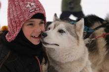 En plus des randonnées, les enfants peuvent découvrir l’élevage des chiens de traineaux.