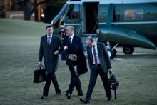 Le secrétaire du personnel de la Maison Blanche, Rob Porter (g) et les conseillers Gary Cohn (c) et Stephen Miller, le 18 janvier 2018 à la Maison Blanche, à Washington