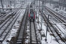 un train circule sur une voie recouverte de neige, le 6 février 2018 à la gare de l'Est à Paris