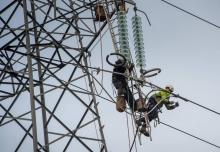 Un employé de RTE, le gestionnaire du réseau de transport d'électricité, travaille sur un pylone électrique à Villeneuve-d'Ascq le 10 février 2017