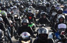 Des motards protestent contre l'abaissement de 90 à 80 km/h de la vitesse maximale autorisée sur le réseau secondaire, à Mérignac près de Bordeaux, le 27 janvier 2018