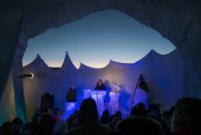 Des musiciens sur scène dans un igloo se produisent dans le cadre de l'Ice Music Festival près du village de Finse, le 2 février 2018