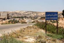 Un panneau à l'entrée de la localité de Khan Cheikhoun, le 12 juillet 2017, où l'armée syrienne est 