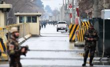Des forces de sécurité afghanes sur les lieux d'un attentat suicide, le 24 février 2018 à Kaboul