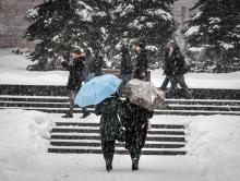 Des passants lors d'une tempête de neige record à Moscou, le 3 février 2018