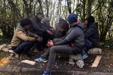 Un groupe de migrants autour d'un feu à Calais, le 2 février 2018
