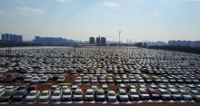 Des voitures sorties nouvellement de l'usine sur un parking à Shenyang, au nord-est de la Chine, le 