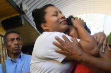 Teodora Vásquez embrasse sa mère, alors qu'elle sort de prison, le 15 février 2018 à Ilopango au Salvador