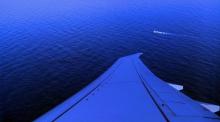 Une capture d'écran montrant un navire au large des côtes argentines, vu depuis un avion américain p
