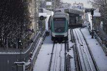 Un métro circule sur des rails enneigés à Paris, le 8 février 2018