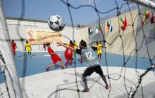 Des détenus du Maroc et de la Guinée dans une prison de Casablanca le 1er février 2018 jouent la finale d'un Championnat d'Afrique des nations inédit organisé pour les prisonniers africains au Maroc, 