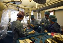 Des chirurgiens-oncologistes interviennent sur un patient dans un service de l'institut Paoli-Calmettes, à Marseille, le 2 novembre 2017
